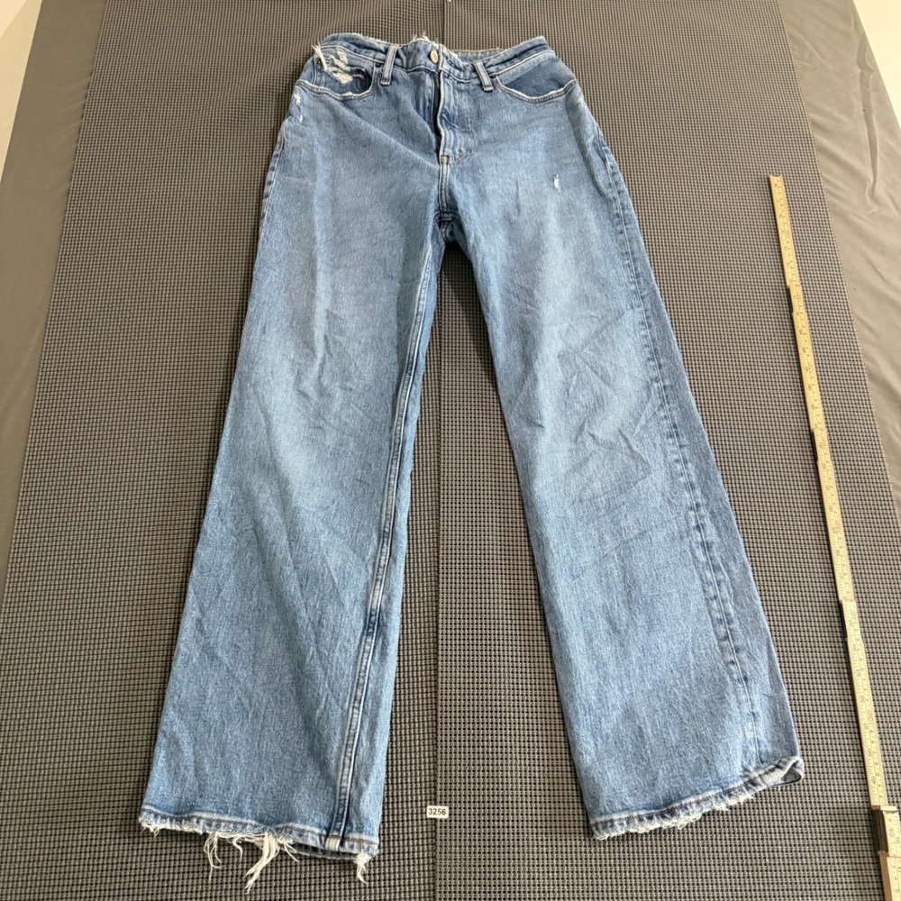 Abercrombie & Fitch 90s Relaxed High Rise Distressed Jeans 26/2S Short